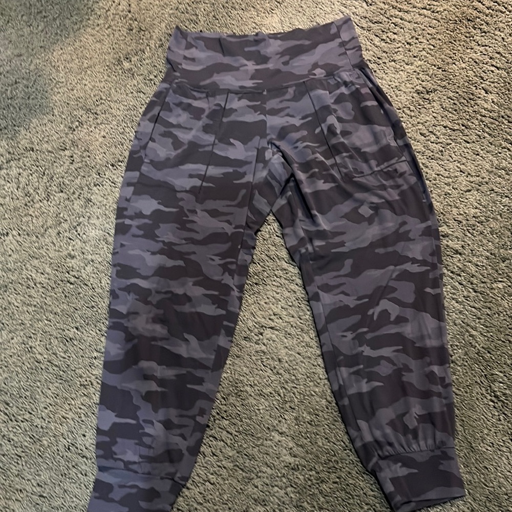 Athleta Salutation jogger black camo size 1X